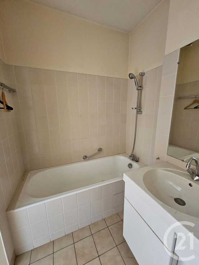 Appartement F3 à vendre - 3 pièces - 86.0 m2 - CHATELLERAULT - 86 - POITOU-CHARENTES - Century 21 A.B.C.