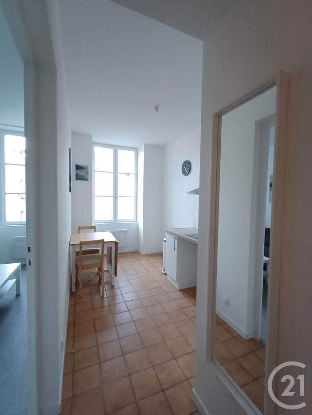 Appartement T1 à louer - 1 pièce - 24.4 m2 - CHATELLERAULT - 86 - POITOU-CHARENTES - Century 21 A.B.C.