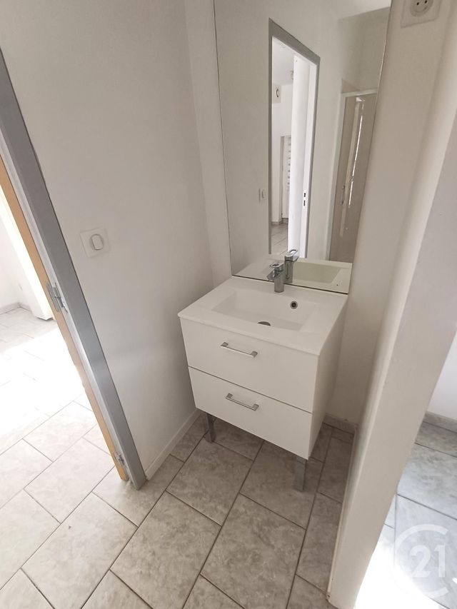 Appartement T2 à louer - 2 pièces - 43.0 m2 - LES ORMES - 86 - POITOU-CHARENTES - Century 21 A.B.C.