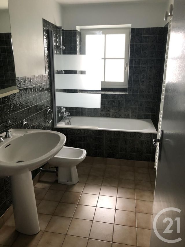 Afficher la photo en grand Appartement F3 à louer - 4 pièces - 87.0 m2 - CHATELLERAULT - 86 - POITOU-CHARENTES - Century 21 A.B.C.