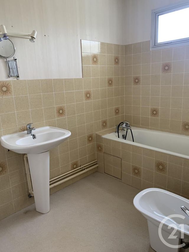 Afficher la photo en grand Appartement F3 à vendre - 4 pièces - 82.0 m2 - CHATELLERAULT - 86 - POITOU-CHARENTES - Century 21 A.B.C.