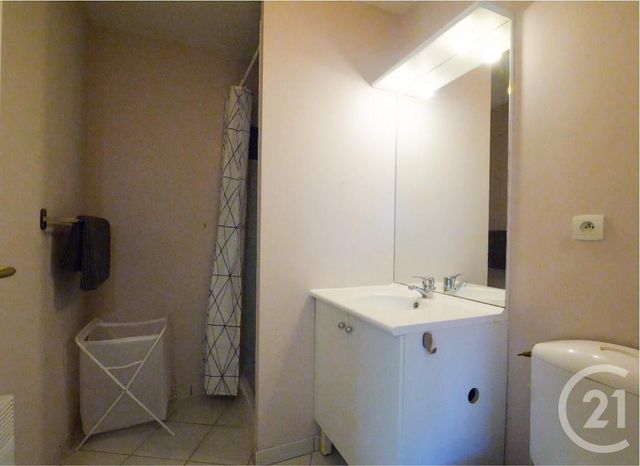 Appartement F1 à louer - 1 pièce - 28.49 m2 - CHATELLERAULT - 86 - POITOU-CHARENTES - Century 21 A.B.C. Appartement F1 à louer - 1 pièce - 28.49 m2 - CHATELLERAULT - 86 - POITOU-CHARENTES - Century 21 A.B.C.