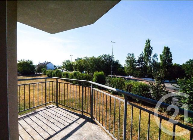 Appartement F1 à louer - 1 pièce - 28.49 m2 - CHATELLERAULT - 86 - POITOU-CHARENTES - Century 21 A.B.C. Appartement F1 à louer - 1 pièce - 28.49 m2 - CHATELLERAULT - 86 - POITOU-CHARENTES - Century 21 A.B.C.