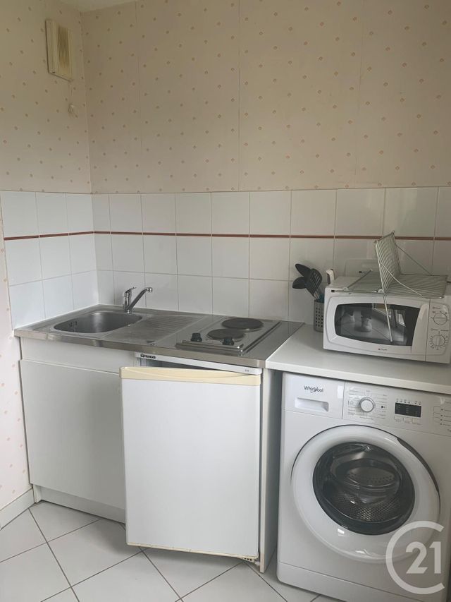 Appartement F1 à louer - 1 pièce - 28.49 m2 - CHATELLERAULT - 86 - POITOU-CHARENTES - Century 21 A.B.C. Appartement F1 à louer - 1 pièce - 28.49 m2 - CHATELLERAULT - 86 - POITOU-CHARENTES - Century 21 A.B.C.