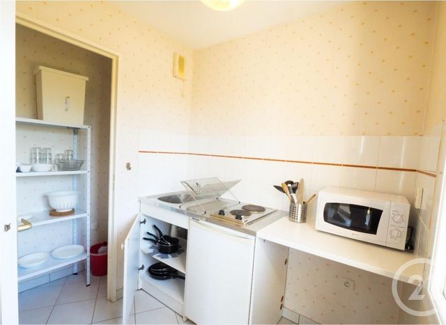 Appartement F1 à louer - 1 pièce - 28.49 m2 - CHATELLERAULT - 86 - POITOU-CHARENTES - Century 21 A.B.C. Appartement F1 à louer - 1 pièce - 28.49 m2 - CHATELLERAULT - 86 - POITOU-CHARENTES - Century 21 A.B.C.