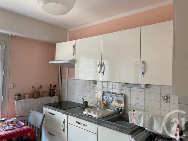 Appartement T4 à vendre - 4 pièces - 76.17 m2 - CHATELLERAULT - 86 - POITOU-CHARENTES - Century 21 A.B.C. Appartement T4 à vendre - 4 pièces - 76.17 m2 - CHATELLERAULT - 86 - POITOU-CHARENTES - Century 21 A.B.C.