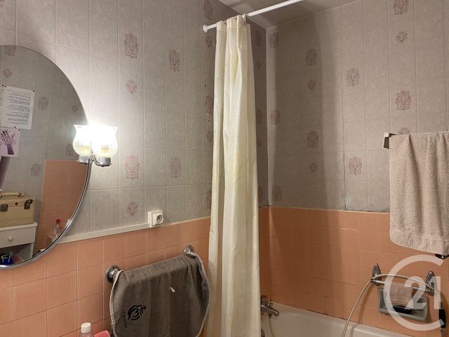 Appartement T4 à vendre - 4 pièces - 76.17 m2 - CHATELLERAULT - 86 - POITOU-CHARENTES - Century 21 A.B.C. Appartement T4 à vendre - 4 pièces - 76.17 m2 - CHATELLERAULT - 86 - POITOU-CHARENTES - Century 21 A.B.C.
