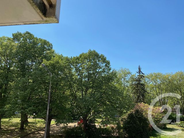 Appartement T4 à vendre - 4 pièces - 76.17 m2 - CHATELLERAULT - 86 - POITOU-CHARENTES - Century 21 A.B.C. Appartement T4 à vendre - 4 pièces - 76.17 m2 - CHATELLERAULT - 86 - POITOU-CHARENTES - Century 21 A.B.C.