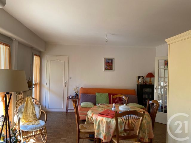 Appartement T4 à vendre - 4 pièces - 76.17 m2 - CHATELLERAULT - 86 - POITOU-CHARENTES - Century 21 A.B.C. Appartement T4 à vendre - 4 pièces - 76.17 m2 - CHATELLERAULT - 86 - POITOU-CHARENTES - Century 21 A.B.C.