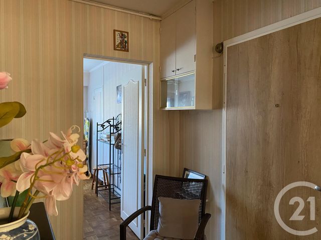 Appartement T4 à vendre - 4 pièces - 76.17 m2 - CHATELLERAULT - 86 - POITOU-CHARENTES - Century 21 A.B.C. Appartement T4 à vendre - 4 pièces - 76.17 m2 - CHATELLERAULT - 86 - POITOU-CHARENTES - Century 21 A.B.C.