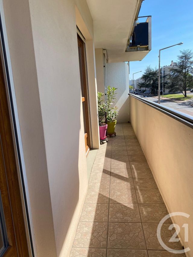 Appartement T4 à vendre - 4 pièces - 76.17 m2 - CHATELLERAULT - 86 - POITOU-CHARENTES - Century 21 A.B.C. Appartement T4 à vendre - 4 pièces - 76.17 m2 - CHATELLERAULT - 86 - POITOU-CHARENTES - Century 21 A.B.C.
